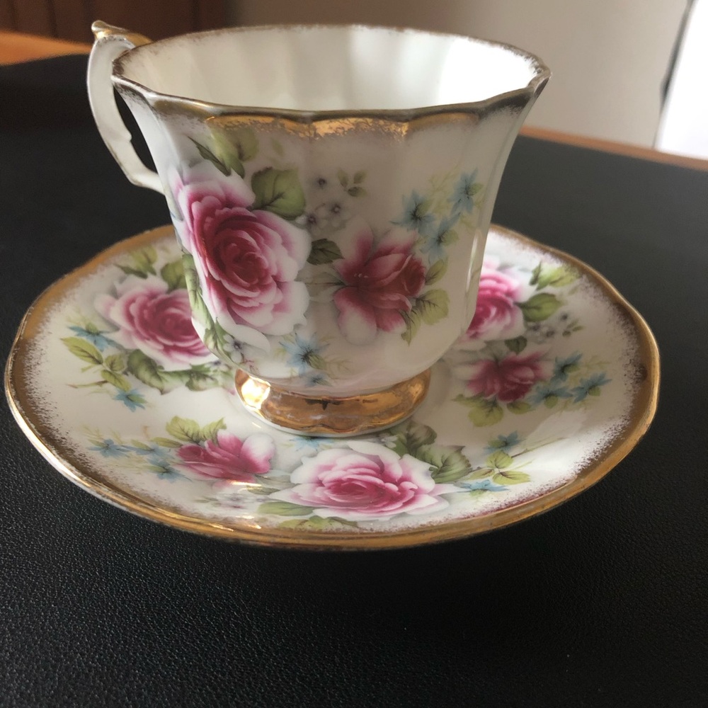 Beautiful Vintage Elizabethan Tea Cup and Saucer